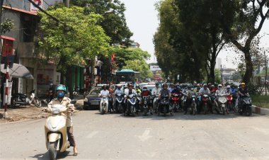 Chọn bóng mát để dừng xe chờ đèn đỏ có vi phạm luật?